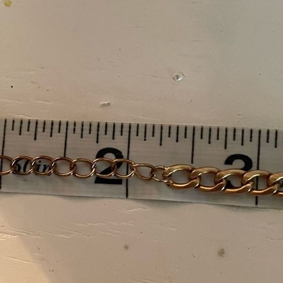 8” gold tone Figaro chain link bracelet with 2” extender - Picture 6 of 7